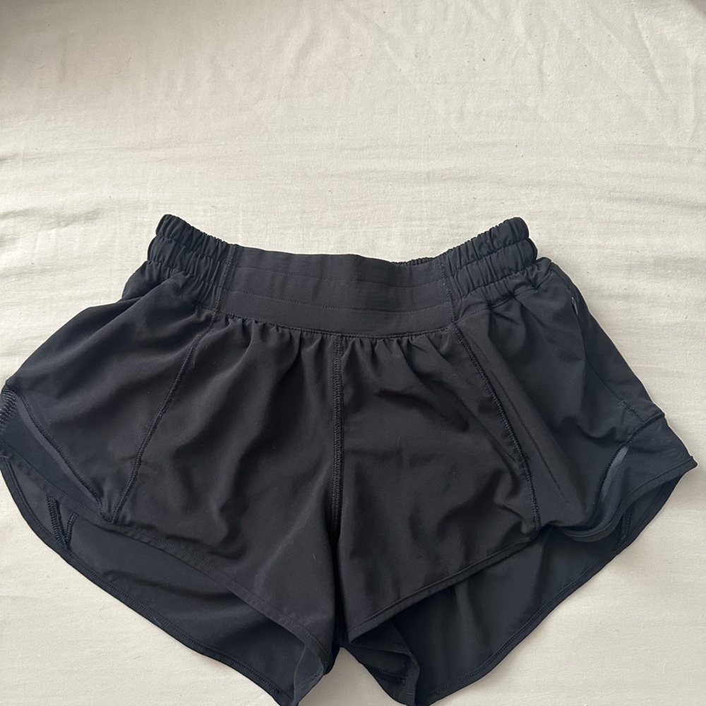 lululemon hotty hot low-rise lines short 2.5